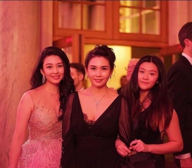 「性感女神」腫一圈宛如熊貓!55歲「驚人身材」震撼網:大不如前