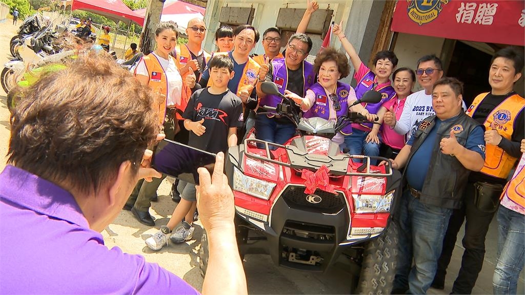 水上救難協會添利器! 「阿姑」周遊捐贈救難沙灘車