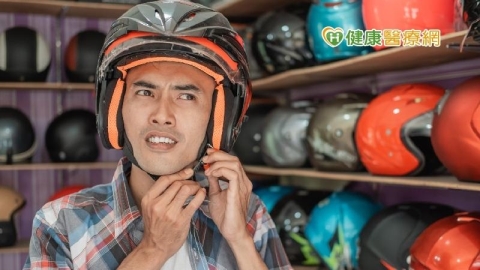 夏日危肌／黴菌感染整頭長癬！機車族當心悶在安全帽恐落髮