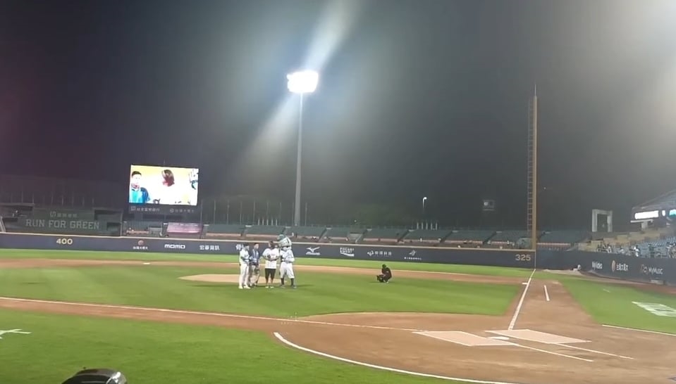 快新聞/「韓哥」開跑車登場開球! 狂讚台灣美食:若玩命關頭在這拍很棒