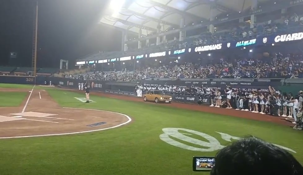 快新聞/「韓哥」開跑車登場開球! 狂讚台灣美食:若玩命關頭在這拍很棒