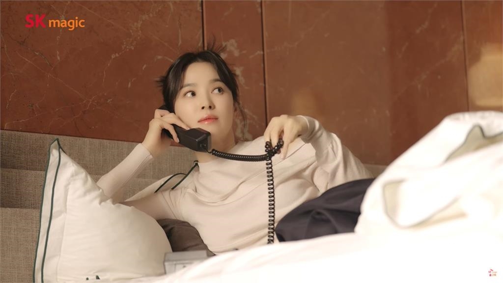 宋慧喬挖肩衣「慵懶滾床」0死角全看光！女神私下「真面目」震撼網