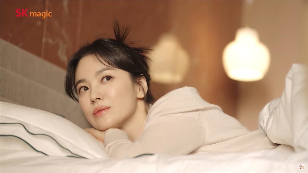 宋慧喬挖肩衣「慵懶滾床」0死角全看光！女神私下「真面目」震撼網