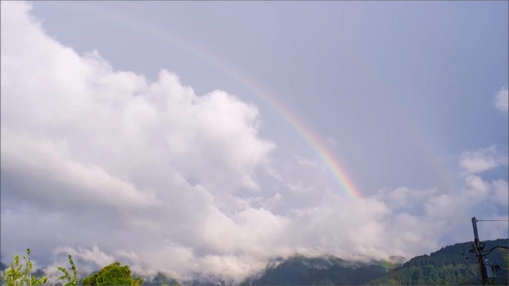 大崙山雨後天空繽紛多彩 雲海伴夕陽景色絕美