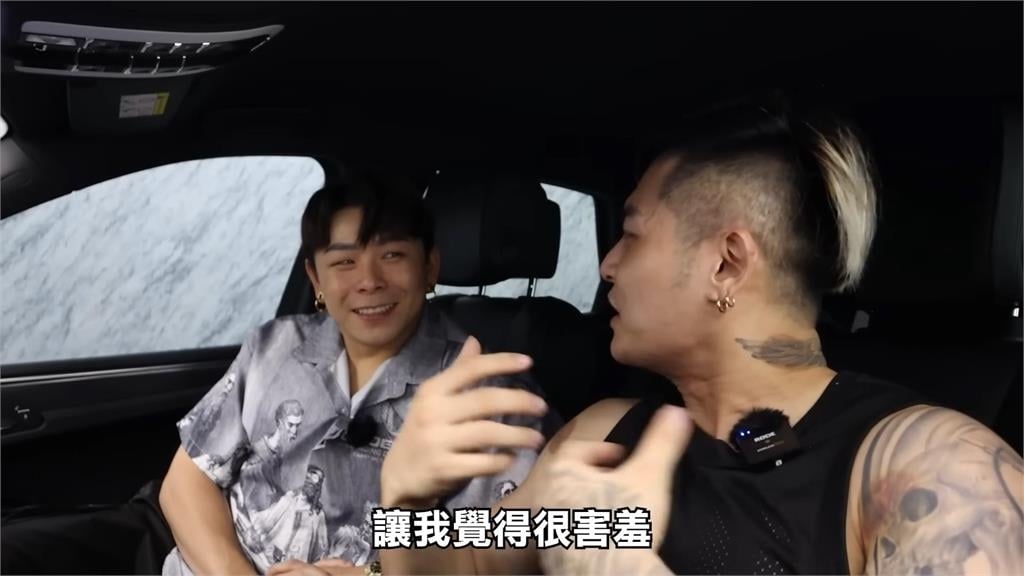 視覺震撼！正妹「緊貼窗戶」仔細洗車　瘋男嚇歪狂喊：害羞到不敢看