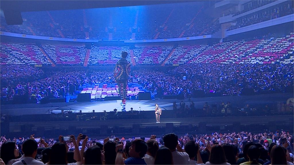 上萬粉絲合唱生日快樂歌　陳奕迅感動下跪