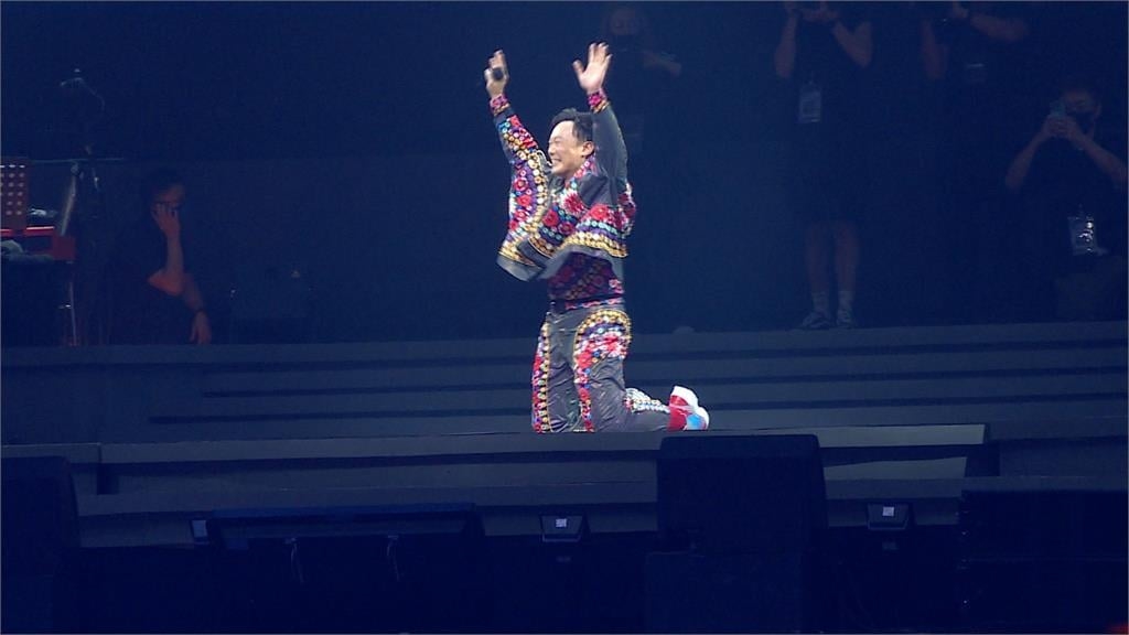 上萬粉絲合唱生日快樂歌　陳奕迅感動下跪