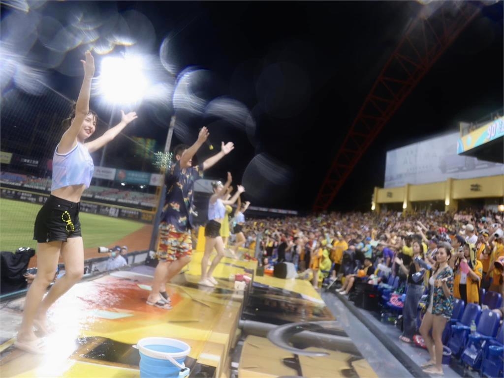 峮峮雙手舉高「小背心上拉」秀濕身版炸裂!大水槍狂噴嗨翻球迷