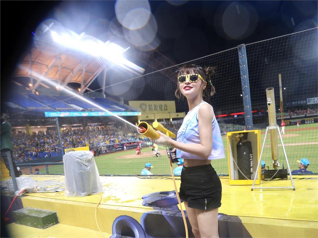 峮峮雙手舉高「小背心上拉」秀濕身版炸裂!大水槍狂噴嗨翻球迷