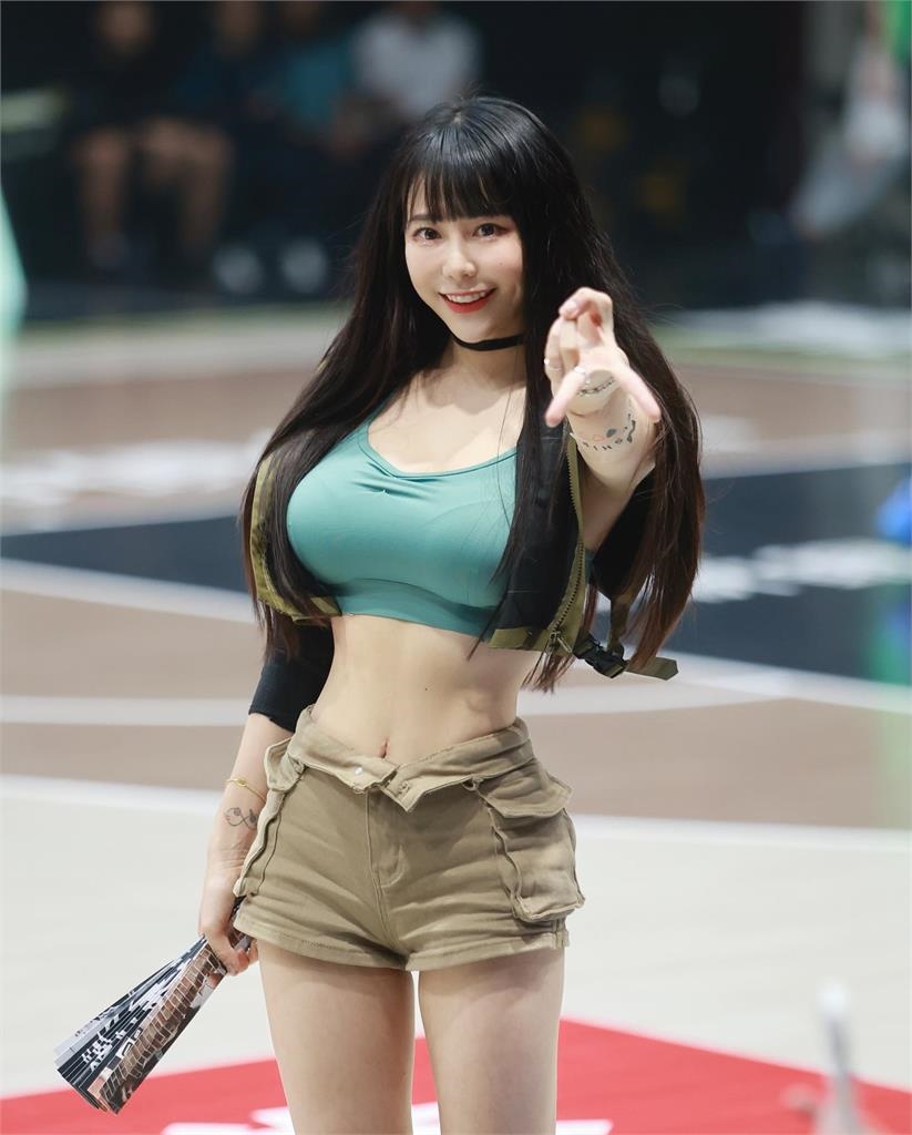 梓梓全身放電「應援片」流出!排扣被狂扯「快崩了」粉嗨翻:跟著晃