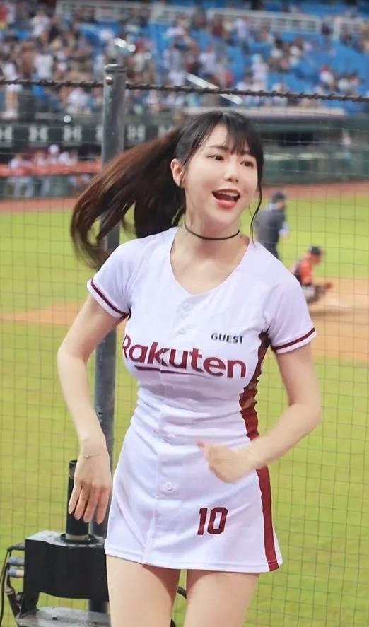 梓梓全身放電「應援片」流出!排扣被狂扯「快崩了」粉嗨翻:跟著晃