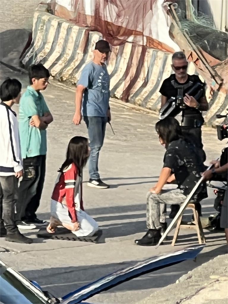 快新聞／「韓哥」到基隆大武崙拍電影！　粉絲捕捉跑車、與女演員擁抱畫面曝光