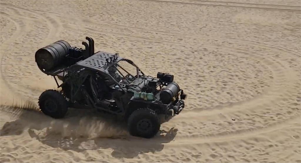 快新聞／「韓哥」到基隆大武崙拍電影！　粉絲捕捉跑車、與女演員擁抱畫面曝光