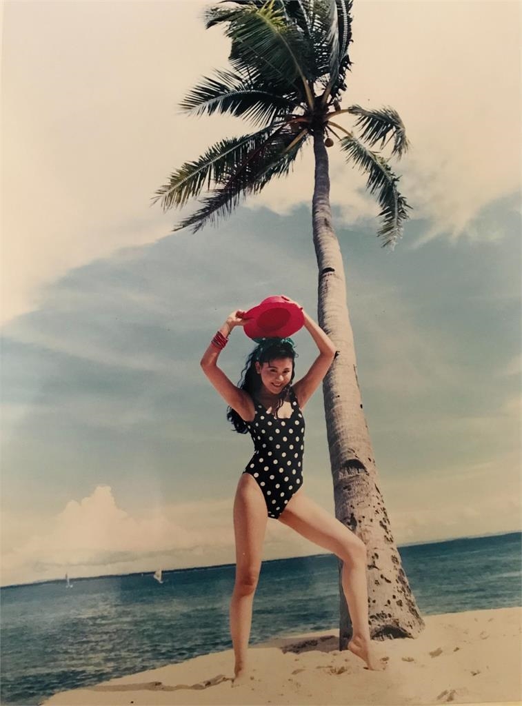 PK陳美鳳？藍心湄激曬20歲「高衩死庫水」　絕頂水蛇風情網暈爛：太殺了