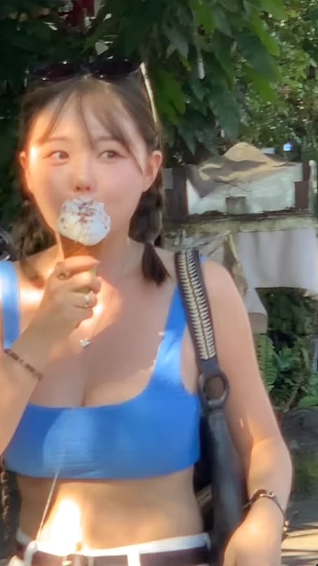 「死庫水辣妹」大口舔冰淇淋!比基尼太小「內餡全溢出」18秒片網暴動