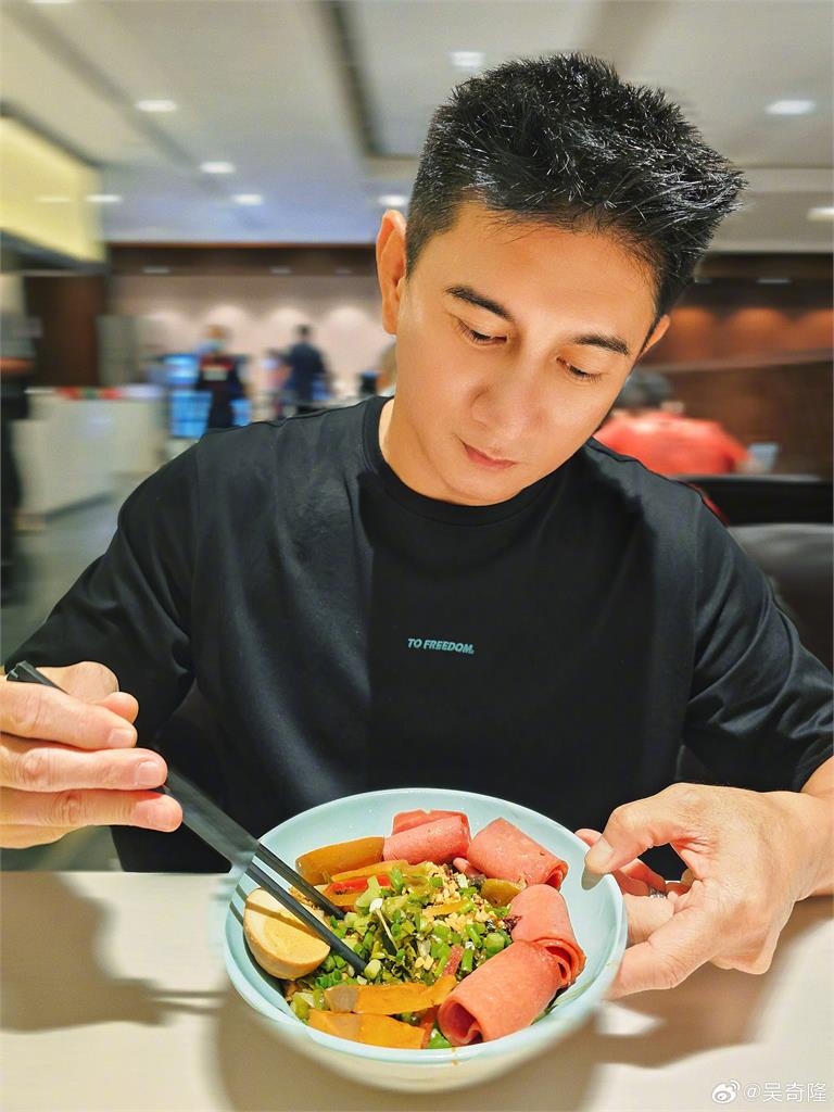 「超帥大叔」狂嗑肉竟是吳奇隆!現場原圖洩「驚人狀態」他嗨:今天長這樣