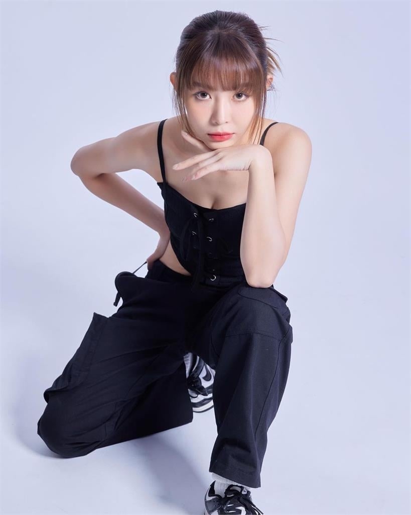 Yuri穿「激辣小馬甲」超清涼!跪地前傾「Q彈身材」險掉出