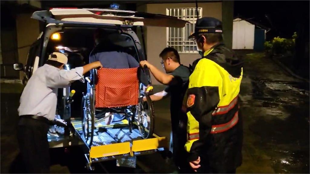 台東豪雨大量漂流木塞爆富岡漁港 上里、清水部落道路坍方8人受困