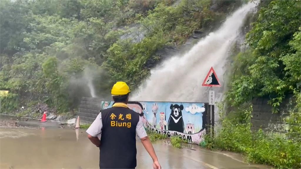 台東豪雨大量漂流木塞爆富岡漁港 上里、清水部落道路坍方8人受困