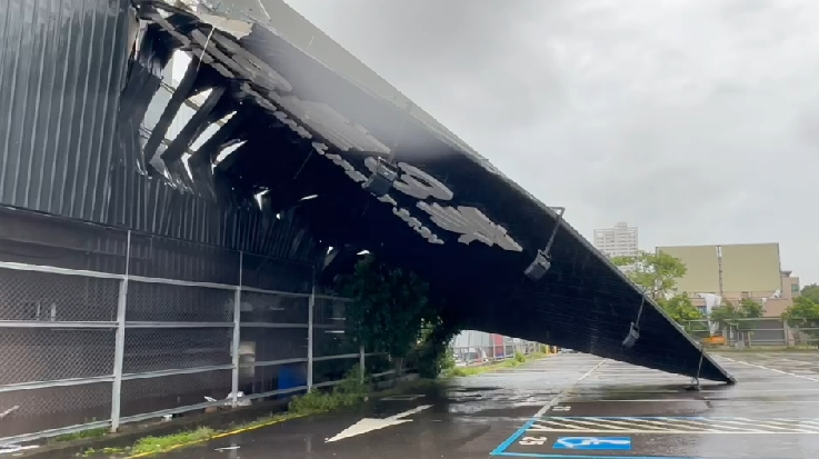 快新聞／杜蘇芮暴風圈籠罩南台灣！　台南餐飲店大型招牌突倒塌