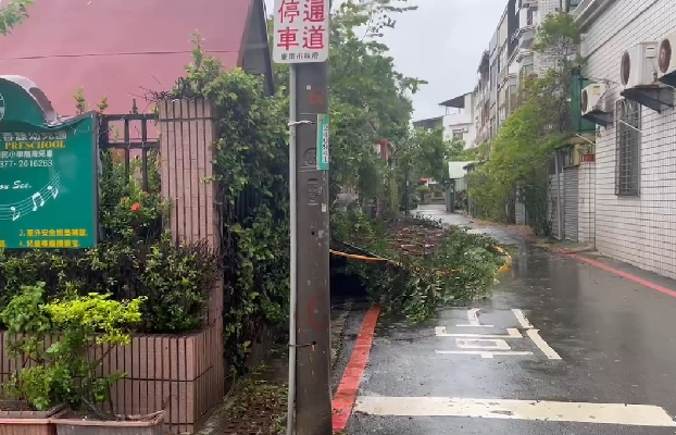 快新聞／杜蘇芮暴風圈籠罩南台灣！　台南餐飲店大型招牌突倒塌
