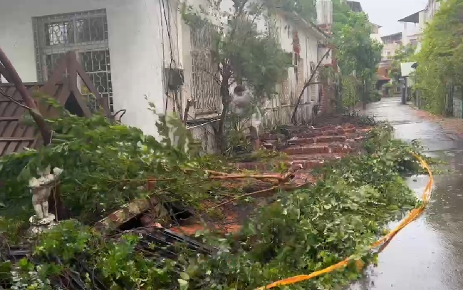 快新聞／杜蘇芮暴風圈籠罩南台灣！　台南餐飲店大型招牌突倒塌