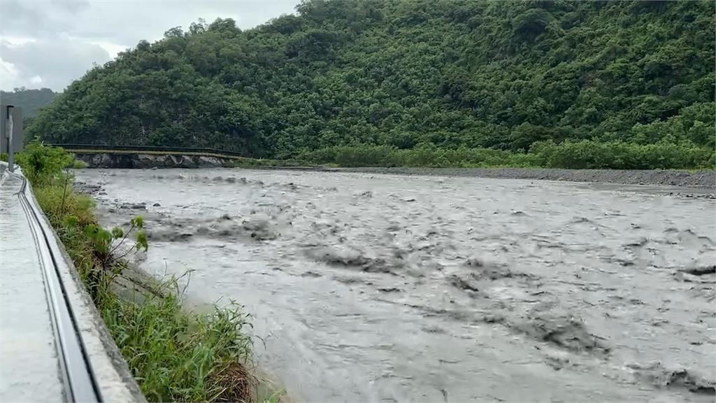 颱風過後! 漂流木塞爆富岡漁港恐阻通行 台鐵東部幹線恢復行駛 南迴線午後通車