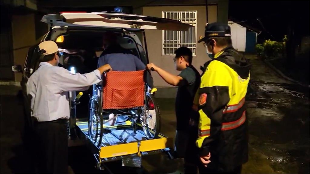 颱風過後! 漂流木塞爆富岡漁港恐阻通行 台鐵東部幹線恢復行駛 南迴線午後通車