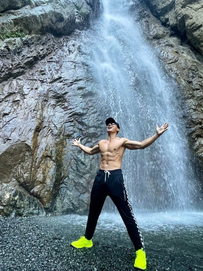 劉畊宏脫了！為1事急發「腹肌猛男照」給老婆　網笑：危機感襲來