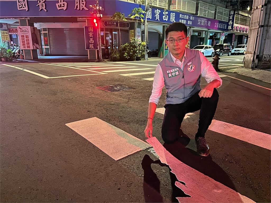 快新聞/台中市斑馬線大片剝落 網友批如「廢紙箱」