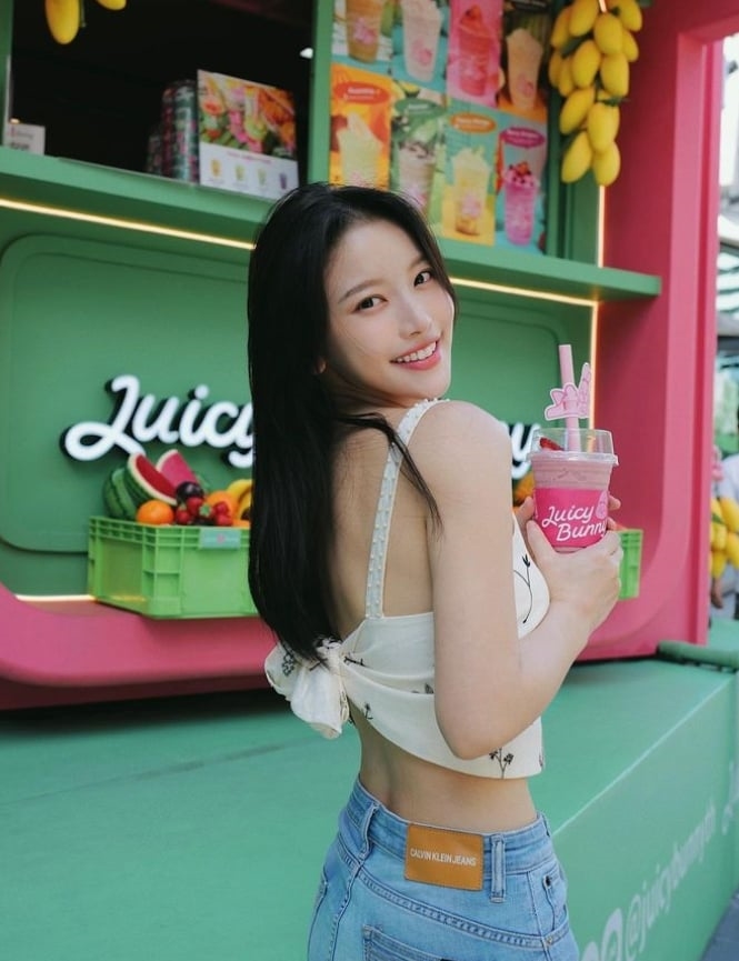 蔡瑞雪「泰奶穿搭」一轉身洩超辣背影！6千人排隊告白：甜到蛀牙