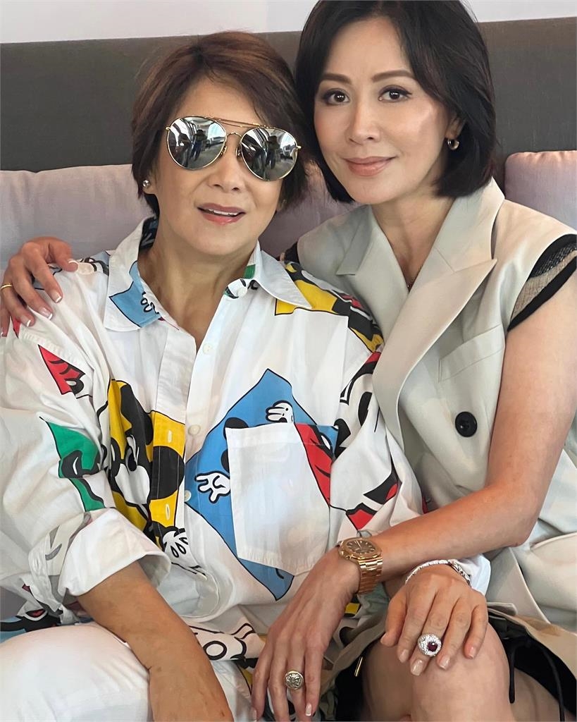 甄妮36歲隱藏版獨女真貌流出!歐美風穿搭「大圈重點」8千網驚:好像媽咪