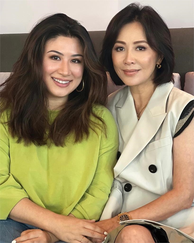 甄妮36歲隱藏版獨女真貌流出!歐美風穿搭「大圈重點」8千網驚:好像媽咪