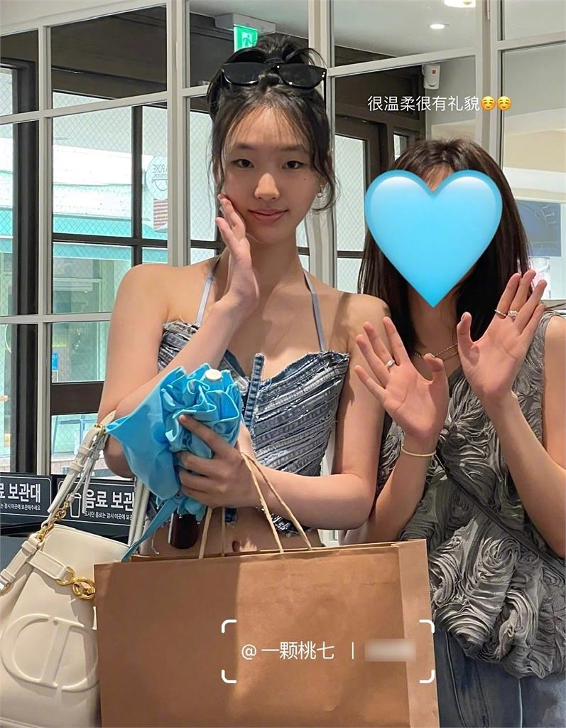 街頭巧遇小S女兒們！Elly一塊布裹身、Lily超迷你短裙「清涼穿搭」洩完美身材