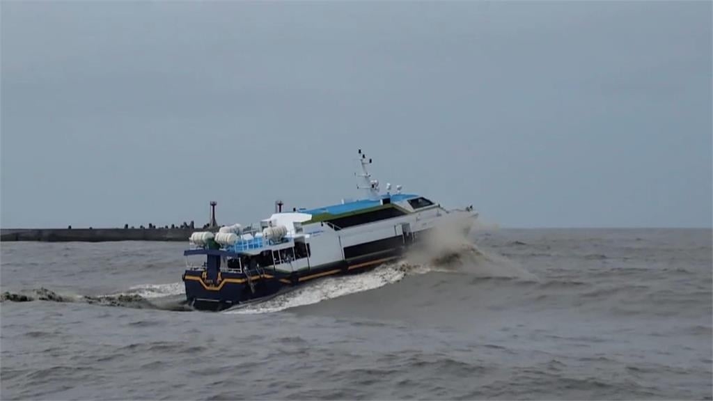 浪高兩米！東琉線變「海盜船」　水上活動停擺、遊客騎機車環島
