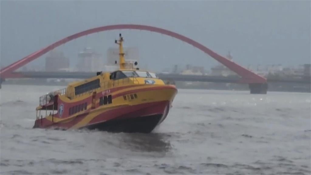 浪高兩米！東琉線變「海盜船」　水上活動停擺、遊客騎機車環島