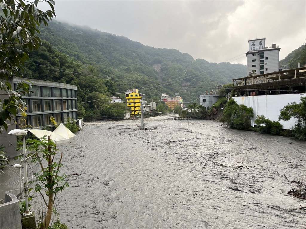 快新聞／卡努重創南投共118人受困　救難人員挺進盧山溫泉搜救畫面曝
