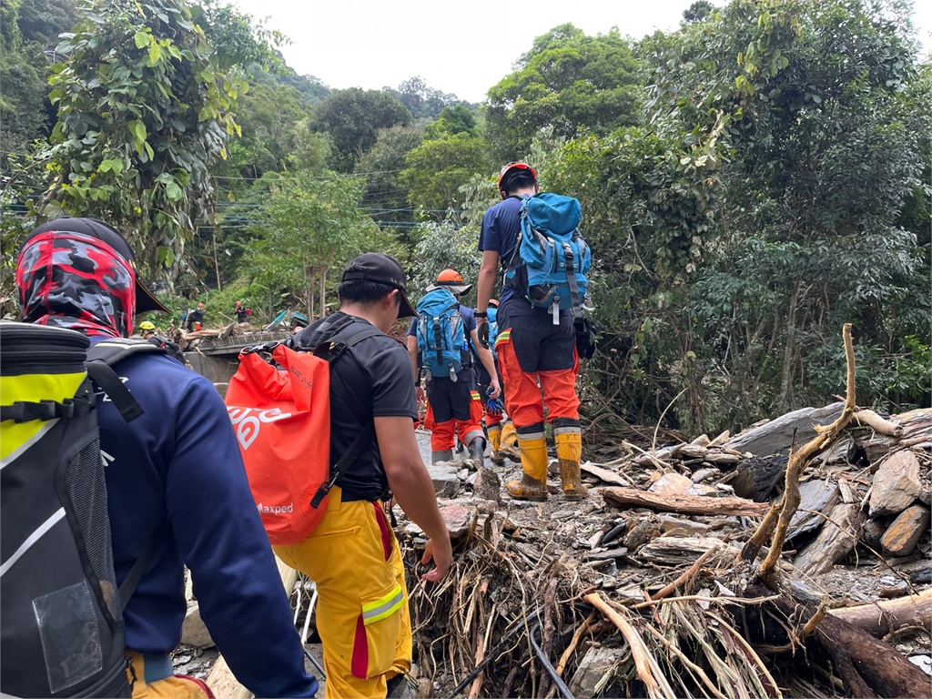 快新聞／卡努重創南投共118人受困　救難人員挺進盧山溫泉搜救畫面曝