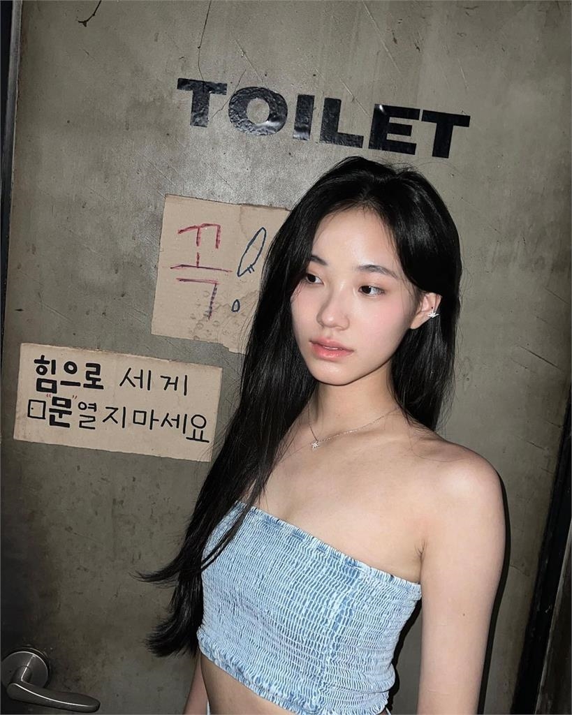 小S二女兒「廁所辣照」震撼流出！只包一塊布「完美側顏」網秒暈：封神