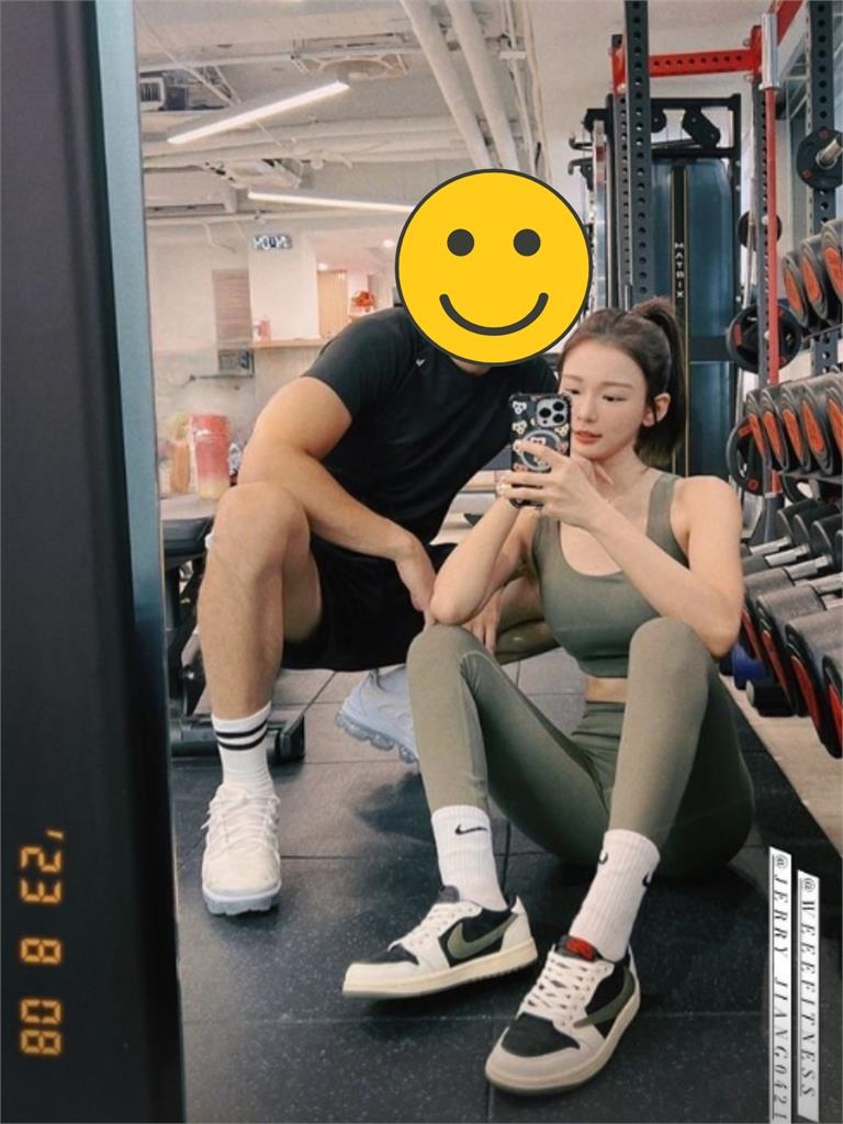 林莎與「肌肉猛男」揮汗健身!自拍鏡反射「完美扯鈴身材」百萬粉瘋看