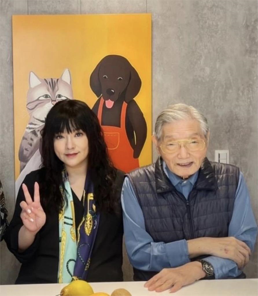 星座專家唐綺陽曬出英俊老爸當年獨照！網友驚嘆相似度、找到老師漂亮的來源