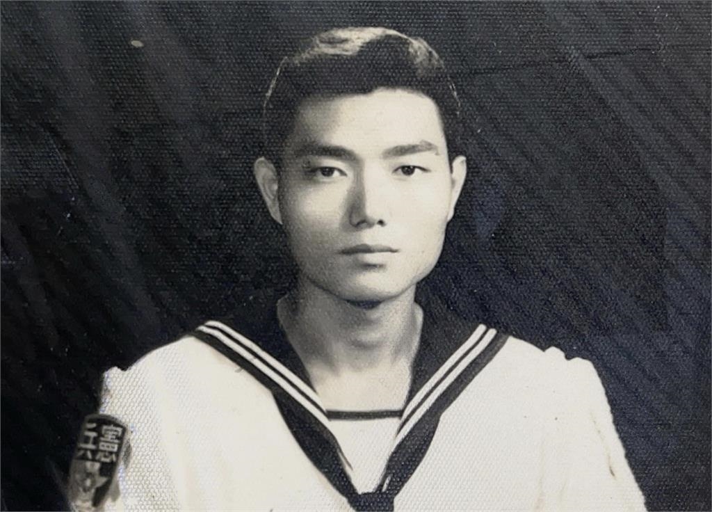 星座專家唐綺陽曬出英俊老爸當年獨照！網友驚嘆相似度、找到老師漂亮的來源