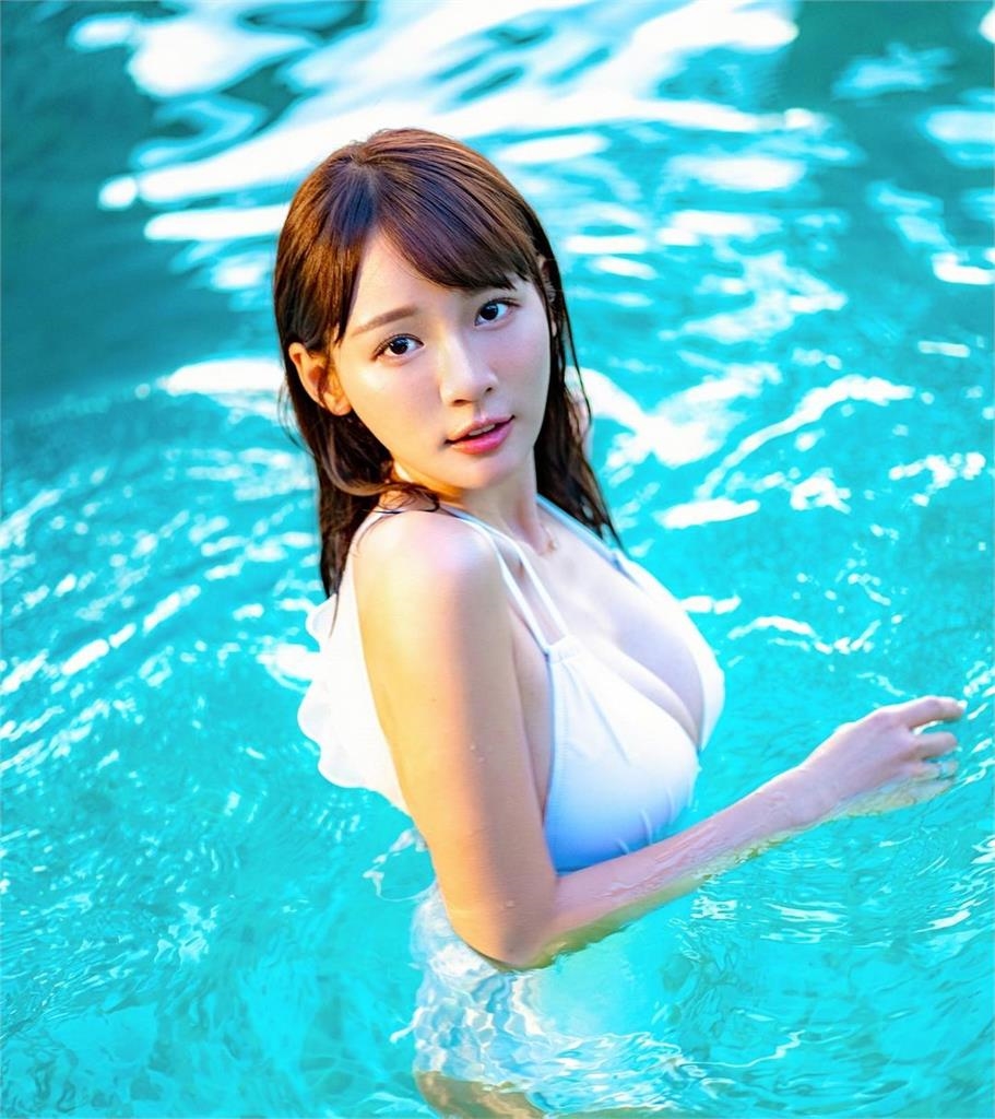 林莎純白泳衣藏火辣玄機!胸口中間「全透視」轉身再放送大片美背