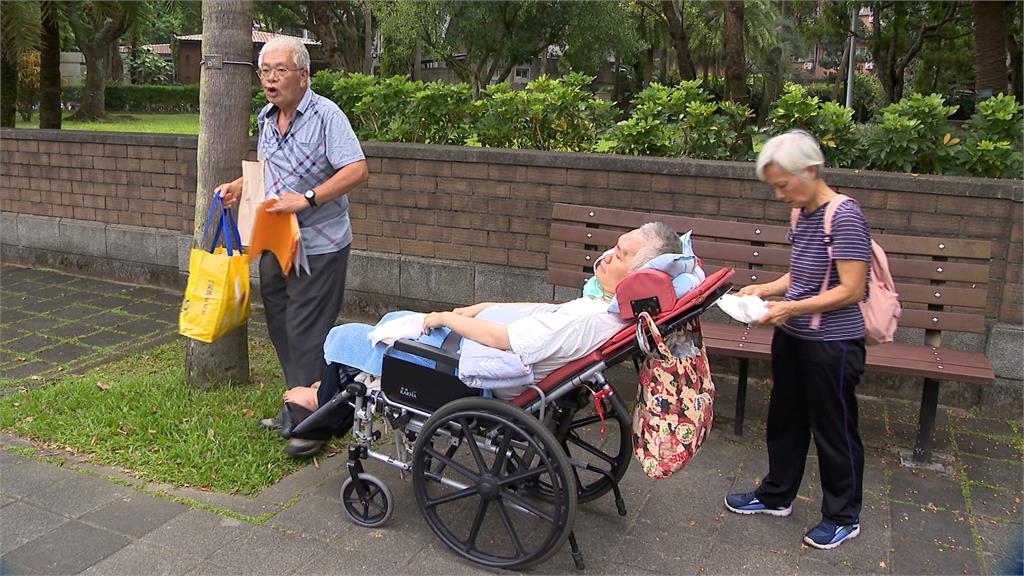 植物人張振聲父母攜子北上抗議　喊話台大校方應提高照護費用