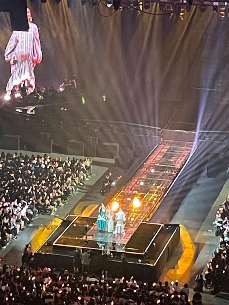 S.H.E睽違4年驚喜合體！Selina「挺8月孕肚現身」全場歌迷哭翻