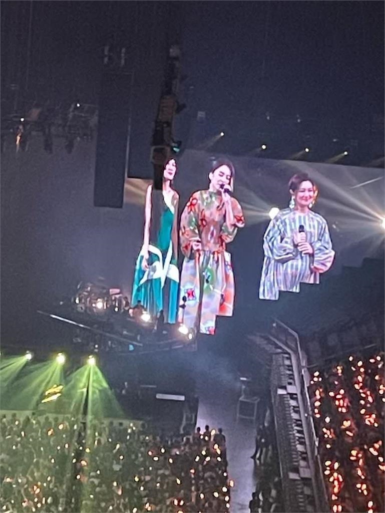 S.H.E睽違4年驚喜合體！Selina「挺8月孕肚現身」全場歌迷哭翻