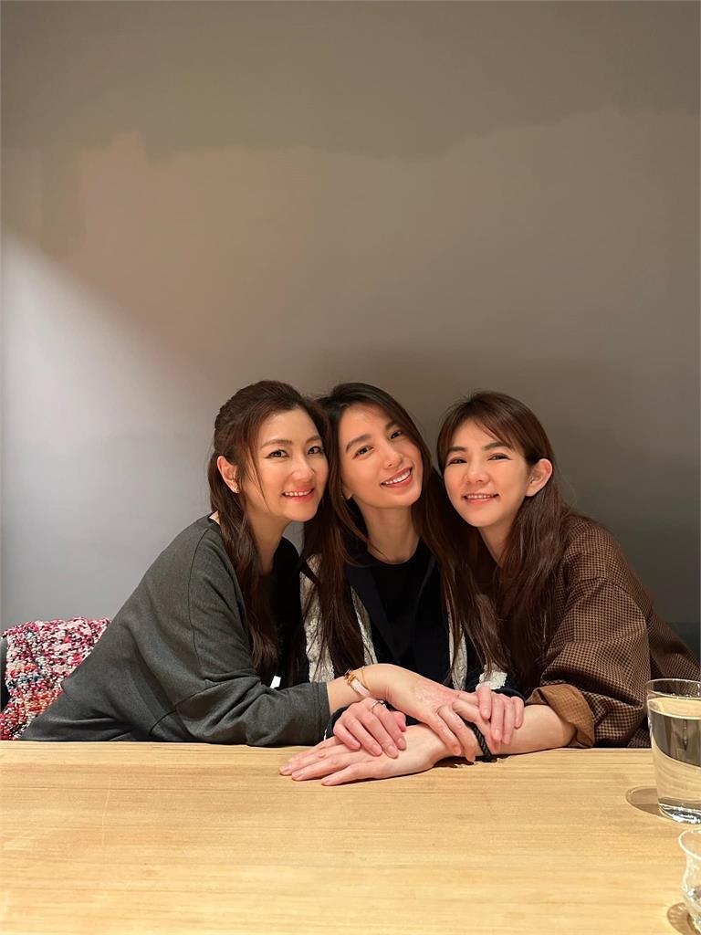 S.H.E睽違4年驚喜合體！Selina「挺8月孕肚現身」全場歌迷哭翻