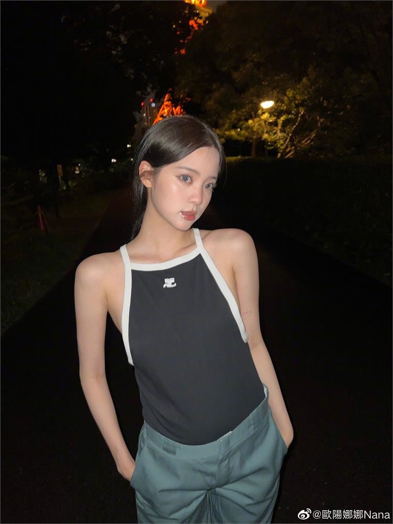 歐陽娜娜詭異照片登熱搜!「梨形腰臀比」遮不住…網酸:腰上有貓咪紋?
