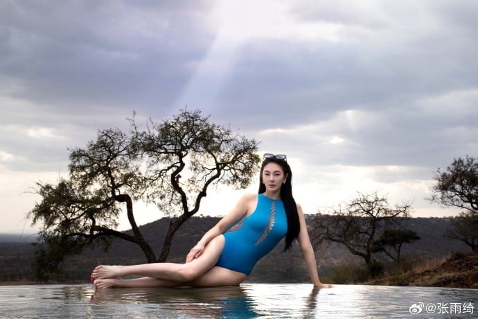 《長江7號》女老師辣曬「高衩死庫水」！胸前「一排洞洞」開到肚臍