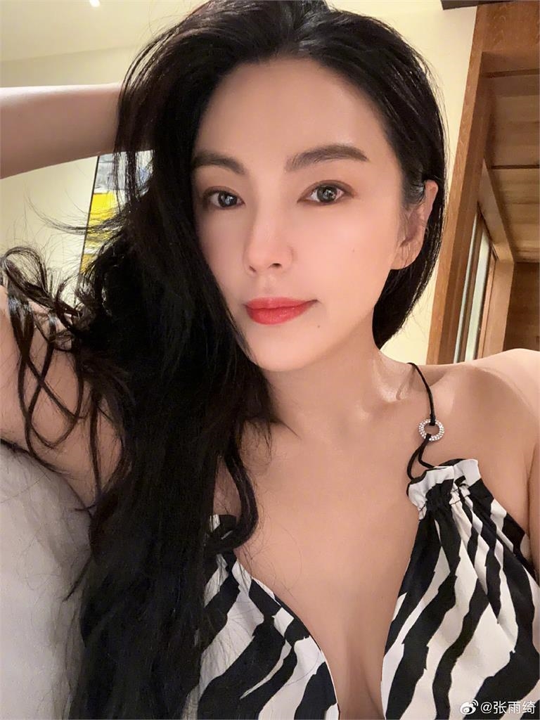 《長江7號》女老師辣曬「高衩死庫水」！胸前「一排洞洞」開到肚臍